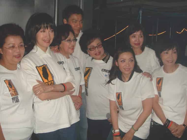 2009年參與於機場博覽館舉行的《8.8台灣水災關懷行動》賑災義演，另捐十萬予「香港紅十字會」救濟水災災民