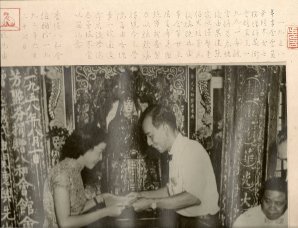 1958年8月1日芳艷芬捐贈八和會館會址 - 贈送儀式由關德興接收