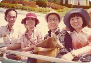 1981年拍攝，「提場王」梁曉輝與龍劍笙、任冰兒、言雪芬合照